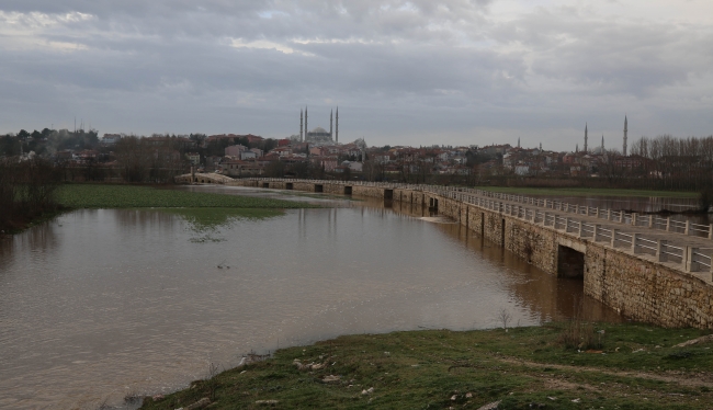 Tunca Nehri taştı, er meydanı sular altında kaldı